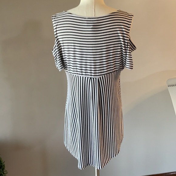 Anthropologie W5 cold shoulder women’s top. Striped High low pleat back Size L - Picture 3 of 11